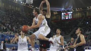 <b>ESPECTACULAR. </b>Jaycee Carroll rayó a gran altura. Aprovechó sus 19 minutos en pista para firmar 21 puntos, letal en los lanzamientos de tres puntos: cuatro sin fallo.