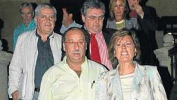 <b>EN APRIETOS. </b>Ana Urkijo, acompañada por los once compañeros que le quedan, lee el comunicado.