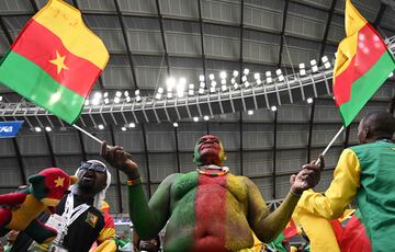 Los aficionados de la selección africana están siendo unos de los más animados y coloridos de todo en el Mundial en la grada. Hoy han llenado de color el Al Janoub Stadium en el duelo frente a Serbia.