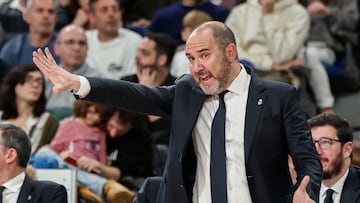 MADRID, 26/01/2025.- El entrenador del Real Madrid Chus MAteo durante el partido de la jornada 18 de la Liga Endesa, este domingo en el Palacio de los Deportes de Madrid.- EFE/Sergio Pérez