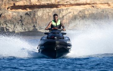 Vinicius Junior disfruta de unos días de vacaciones en la isla de Ibiza.