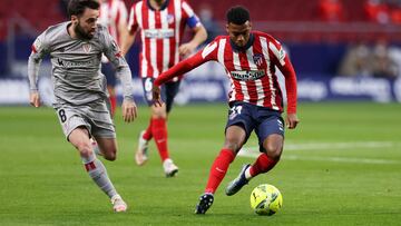 Lemar conduce el balón en el partido contra el Athletic.