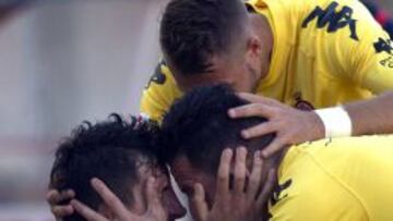 Los jugadores del Girona CF celebran el gol marcado por el defensa Miguel &Aacute;ngel Garrido.