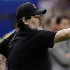 Diego Maradona "estaría feliz" si James va al Napoli