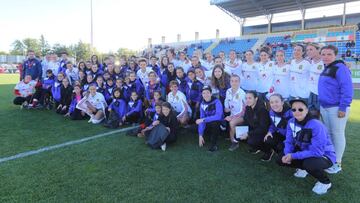 Don Benito se volcó con la selección femenina desde su llegada a tierras extremeñas y las chicas posaron con las jugadoras del equipo local. La firma de autógrafos es algo habitual ya cuando España juega en cualquier cam