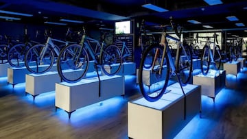 Bicis de gravel iluminadas con luz azul en la tienda de Gravel Planet Store de Barcelona. 