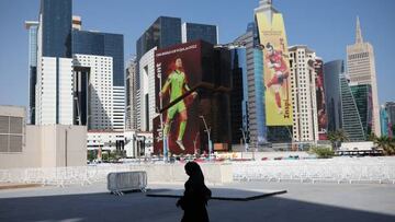 ¿Cuál es el código de vestimenta en Qatar y qué prendas están prohibidas?