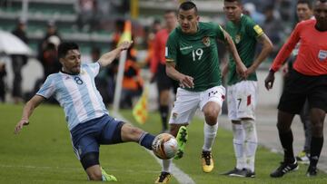 Enzo Perez realiza una entrada a Mauricio Chajtu.