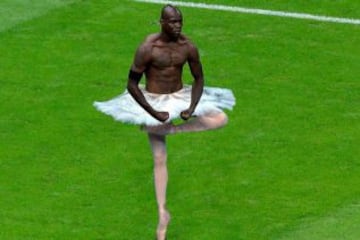 Polémico en la cancha y una celebridad en las redes, este es Mario Balotelli.