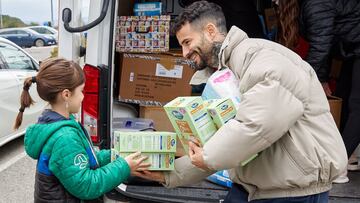 Rubén García, recogiendo alimentos