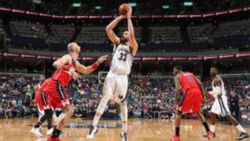 Marc Gasol lanza a canasta ante el polaco Marcin Gortat.