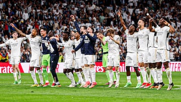 Los jugadores del Madrid celebran con la grada del Bernabéu la victoria en el Clásico.