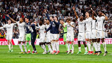Los jugadores del Madrid celebran con la grada del Bernab¨¦u la victoria en el Cl¨¢sico.