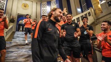 Gudelj, jaleado por los compañeros a su llegada a Dusseldorf.