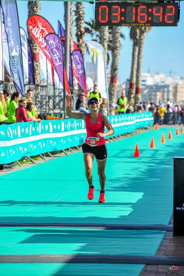 Ana Begoña González Francisco (San Andrés y Sauces, 1983) combina la labor docente en un instituto con el deporte. Representa la versatilidad como atleta. Creció en una familia muy aficionada al deporte y ha competido en disciplinas tan variadas como el baloncesto, triatlón, ciclismo, natación, con especial dedicación al atletismo (medio maratón y maratón) y las carreras de montaña y campo a través. Ganadora en más de medio centenar de pruebas. Se marca como objetivo ganar alguna de las carreras de Transvulcania.