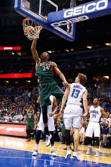 El griego Giannis Antetokounmpo la hunde ante Luke Ridnour.