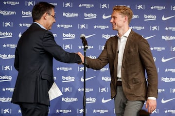 Frenkie de Jong y Josep Maria Bartomeu, presidente del Barcelona. 