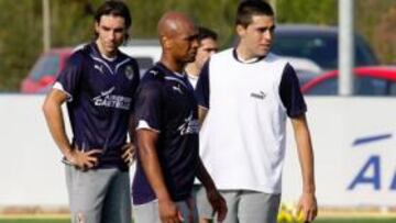 <b>PAREJA. </b>Tras la salida de Eguren e Ibagaza, los jugadores se han quedado solos en la medular.