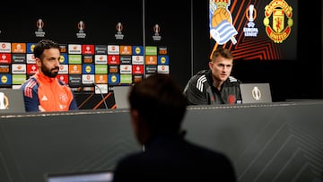 SAN SEBASTIÁN (PAÍS VASCO), 05/03/2025.- El entrenador del Manchester United, Rúben Amorim (i), y el defensa, Matthijs de Ligt, este miércoles durante una rueda de prensa previa al partido de ida de octavos de final de la Liga Europa contra la Real Sociedad. EFE/Juan Herrero.