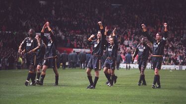 Los jugadores del Real Madrid celebran su victoria en Old Trafford en el año 2000.