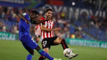 GETAFE, 18/10/2022.- El defensa togolés del Getafe, Djene Dakoman (i), golpea el balón ante el delantero del Athletic Club, Raúl García, durante el partido de Liga en Primera División disputado hoy martes en el Coliseum Alfonso Pérez, en la localidad madrileña. EFE/Juan Carlos Hidalgo
