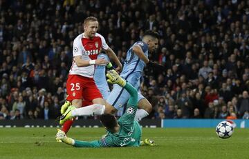 Sergio Agüero y Danijel Subasic en la jugada en la que el argentino reclamó penalti.