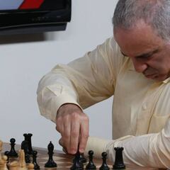 Kasparov sufre su primera derrota tras anunciar su regreso