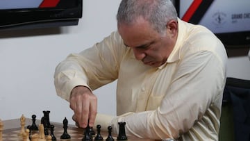 Garry Kasparov realiza un movimiento durante su partida ante Levon Aronian durante el Grand Chess Tour en el Chess Club and Scholastic Center de St. Louis.