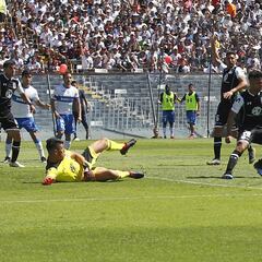 Católica golpeó a Mario Salas y se quedó con el clásico