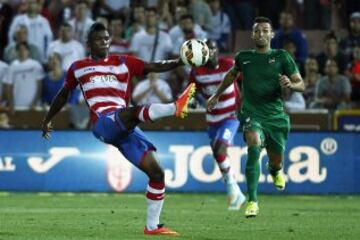 El delantero mexicano del Granada Jhon Córdoba pelea un balón con Barral, del Levante, durante el partido de Liga en Primera División disputado esta noche en el estadio Nuevo Los Cármenes, en Granada.
