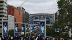 London (United Kingdom), 01/06/2024.- Fans arrive to Wembley Stadium ahead of the UEFA Champions League final match of Borussia Dortmund against Real Madrid, in London, Britain, 01 June 2024. (Liga de Campeones, Rusia, Reino Unido, Londres) EFE/EPA/NEIL HALL
