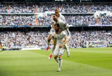 Nacho celebrates with Sergio Ramos and Danilo.