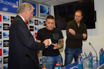 Christián Bravo fue presentado en Universidad Católica por el presidente Luis Larraín y José María Buljubasich.