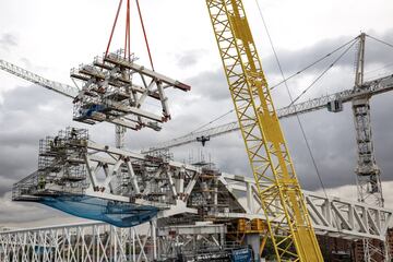 Así avanzan las obras remodelación y modernización del Santiago Bernabéu. Ni las lluvias de elevada intensidad caídas en la capital ni los efectos de la DANA climatológica que están afectando a toda España han frenado el ritmo de las obras cuya finalización está prevista para principio del mes de octubre de 2022, aunque es factible que la finalización de la reforma finalice unos meses antes de lo previsto.