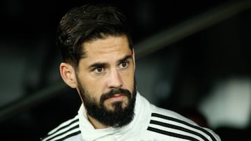 Isco, en el banquillo del Real Madrid, antes del comienzo del partido entre madridistas y béticos.