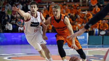 GRA087. FUENLABRADA, 05/03/2017.- El jugador sueco del Montakit Fuenlabrada Ludvig Erik Hakanson (d) intenta avanzar con la pelota ante la oposición del base del Tecnyconta Zaragoza Sergi García (i) durante el partido correspondiente a la vigésimo tercera jornada de Liga Endesa disputado esta mañana en el Polideportivo Fernando Martín. EFE/Chema Moya