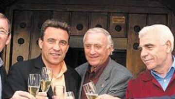 <b>"VENCEREMOS". </b>Antonio Ruiz, Zoco, Buyo, Santamaría, Sanchís (padre) y Pachín brindaron en la puerta del Donostiarra por un triunfo blanco en el clásico de hoy.