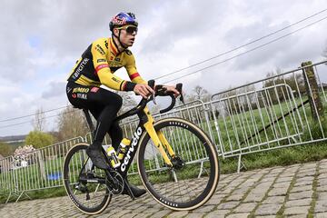 Van Aert, reconociendo el recorrido