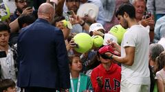 Carlos Alcaraz firma autógrafos después de ganar a Matteo Berrettini en Wimbledon.