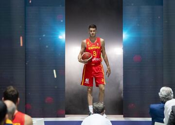 Otro jugador que cambia Badalona por Valencia y lo hace como el mejor alero de la Liga Endesa el pasado curso. L車pez-Arostegui (24 a?os y 2,00) se ha comprometido con el equipo taronja para las pr車ximas cuatro temporadas (hasta junio de 2025). La campa?a pasada promedi車 con el Joventut 12,1 puntos y 4,8 rebotes (para 14,1 de valoraci車n) en la Liga Endesa y 12,3 y 4,9 (14,7) en Europa. El alero de Getxo fue el sustituto de Juancho Hernang車mez en los Juegos de Tokio, aunque s車lo disput車 cuatro minutos en todo el torneo ol赤mpico.