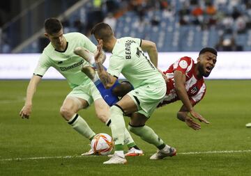 Thomas Lemar con Ohian Sancet y Alejandro Berenguer.