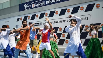 Martín, de rojo, junto a Ález Márquez, bailando en el paddock de Buddh.