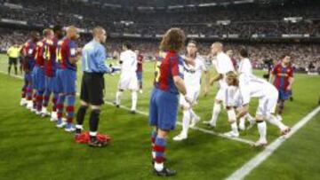 EN 2008. El Barça hizo el pasillo al Madrid de Schuster.