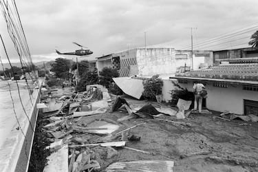Un helicóptero sobrevuela la zona sepultada de Armero.