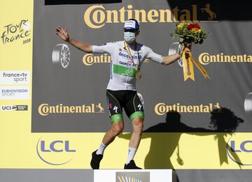 Sam Bennett, en el podio, celebrando su victoria en la décima etapa del  Tour de Francia