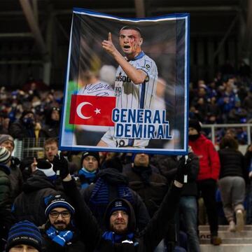 La hinchada del Atalanta, rendida al 'General Demiral'