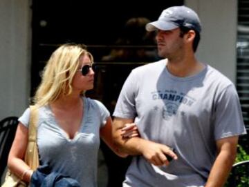 Jessica Simpson y Tony Romo caminan juntos por Dallas.