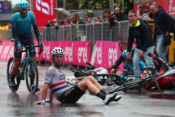 Mark Cavendish se cayó en el sprint final junto a la línea de meta.