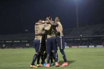 Pumas festeja el cuarto gol.