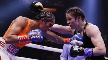 Katie Taylor y Amanda Serrano intercambian golpes.